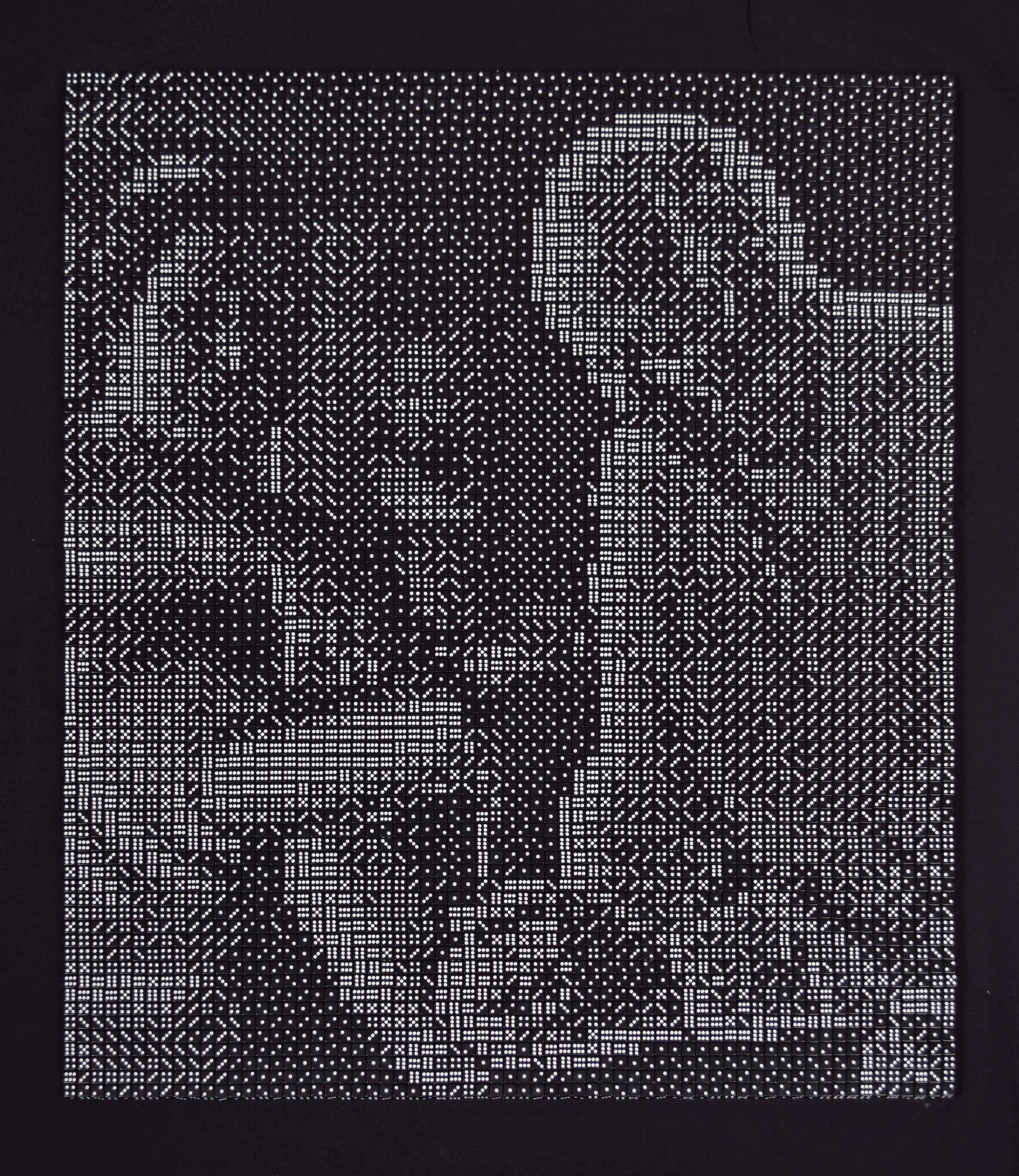 Een mozaïek van zwarte dobbelstenen met witte ogen op een zwarte achtergrond. Het mozaïek laat een man zien die zijn handen wast met water dat door een vrouw uit een kannetje wordt gegoten. Op de achtergrond door een deuropening is een vrouw zichtbaar.