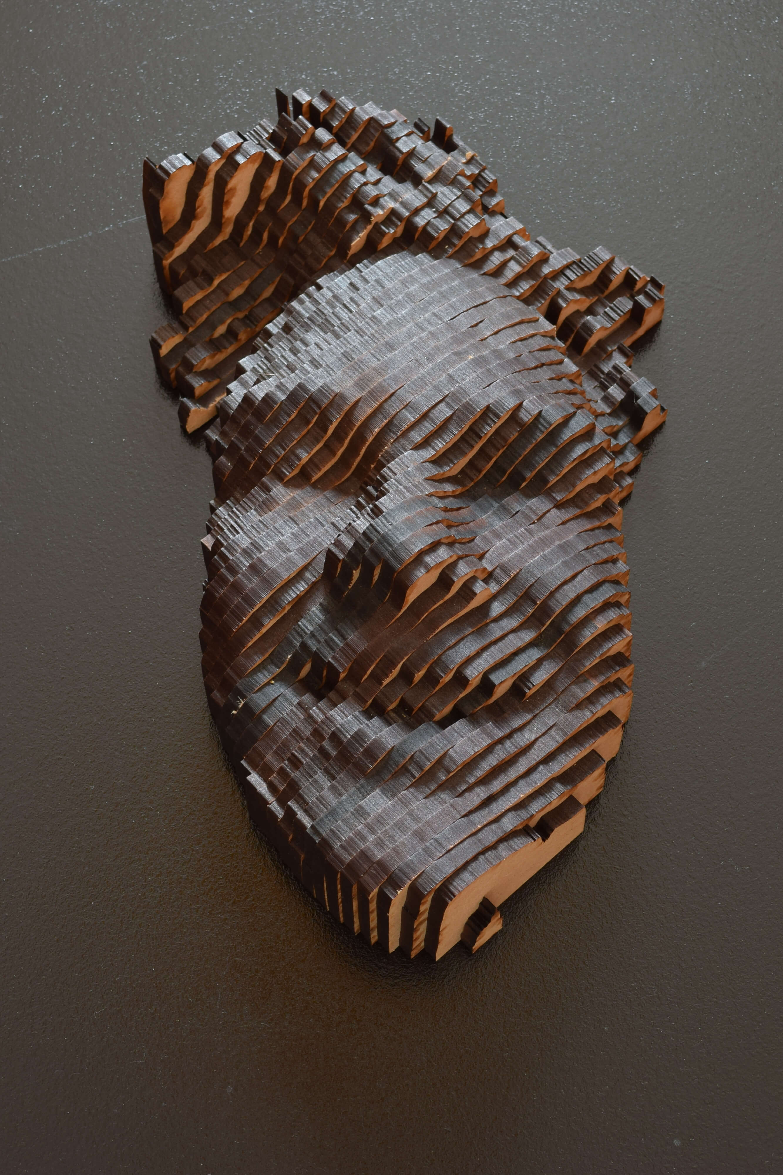 Een lachend mannengezicht (of masker) gemaakt van MDF.