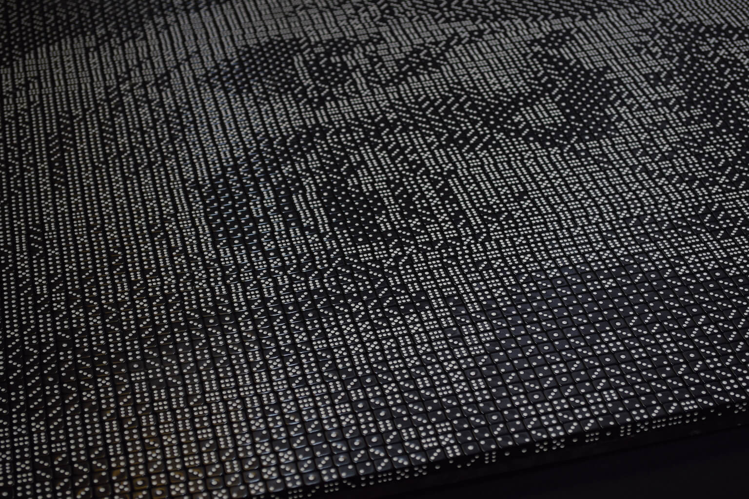 thumbnail - Detail van een dobbelstenenmozaïek waarop het gelaat van Einstein te zien is.