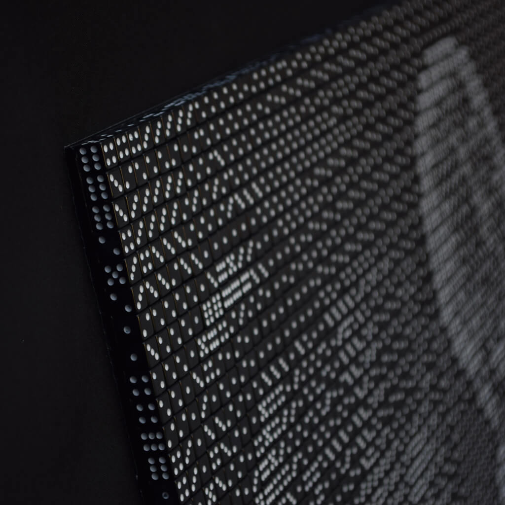 thumbnail - Detail van een dobbelstenenmozaïek van zwarte dobbelstenen met witte ogen op een zwarte achtergrond.