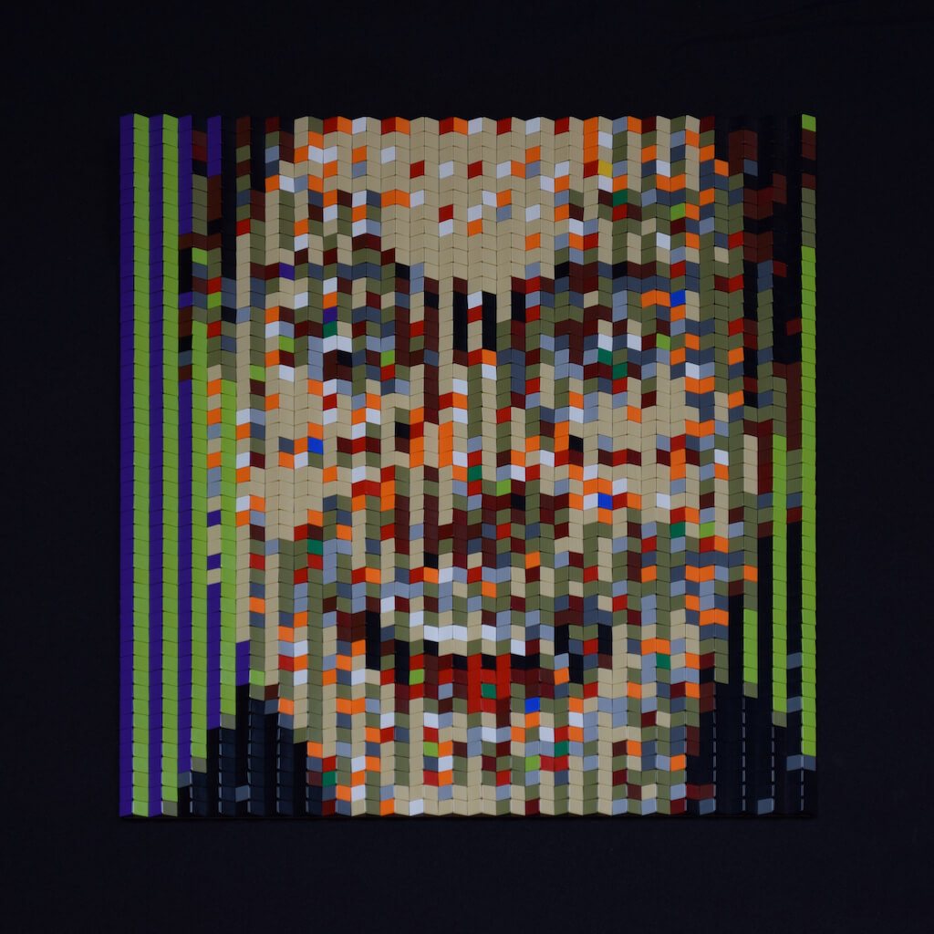 thumbnail - Vooraanzicht van een tabula scalata van legosteentjes. Twee kleurrijke portretten lijken één beeld te vormen.